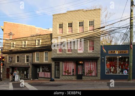 Ellicott City, USA. April 2026. ELLICOTT CITY, MD., USA. April 2026. Erhaltene Geschäftsgebäude aus Stein und Backstein bilden die Ladenfassaden entlang der historischen Main Street in Ellicott City, Maryland. Die Architektur des Bezirks aus dem 19. Jahrhundert spiegelt die Ursprünge der Stadt als eine der frühesten Mühlengemeinden des Landes wider und unterstreicht die anhaltende Erhaltung und Wiederverwendung innerhalb des historischen Innenstadtkorridors. (Foto: Robyn Stevens Brody/SIPA USA) Credit: SIPA USA/Alamy Live News Stockfoto