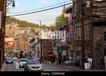 Ellicott City, USA. April 2026. ELLICOTT CITY, MD., USA. April 2026. Erhaltene Geschäftsgebäude aus Stein und Backstein bilden die Ladenfassaden entlang der historischen Main Street in Ellicott City, Maryland. Die Architektur des Bezirks aus dem 19. Jahrhundert spiegelt die Ursprünge der Stadt als eine der frühesten Mühlengemeinden des Landes wider und unterstreicht die anhaltende Erhaltung und Wiederverwendung innerhalb des historischen Innenstadtkorridors. (Foto: Robyn Stevens Brody/SIPA USA) Credit: SIPA USA/Alamy Live News Stockfoto