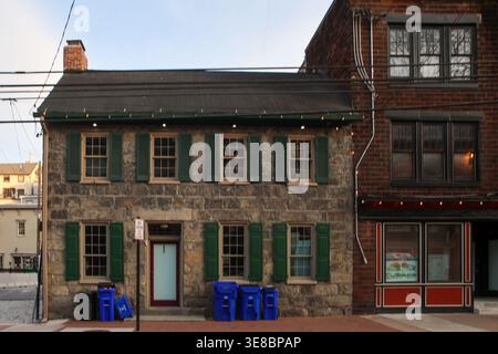Ellicott City, USA. April 2026. ELLICOTT CITY, MD., USA. April 2026. Erhaltene Geschäftsgebäude aus Stein und Backstein bilden die Ladenfassaden entlang der historischen Main Street in Ellicott City, Maryland. Die Architektur des Bezirks aus dem 19. Jahrhundert spiegelt die Ursprünge der Stadt als eine der frühesten Mühlengemeinden des Landes wider und unterstreicht die anhaltende Erhaltung und Wiederverwendung innerhalb des historischen Innenstadtkorridors. (Foto: Robyn Stevens Brody/SIPA USA) Credit: SIPA USA/Alamy Live News Stockfoto