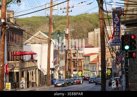 Ellicott City, USA. April 2026. ELLICOTT CITY, MD., USA. April 2026. Erhaltene Geschäftsgebäude aus Stein und Backstein bilden die Ladenfassaden entlang der historischen Main Street in Ellicott City, Maryland. Die Architektur des Bezirks aus dem 19. Jahrhundert spiegelt die Ursprünge der Stadt als eine der frühesten Mühlengemeinden des Landes wider und unterstreicht die anhaltende Erhaltung und Wiederverwendung innerhalb des historischen Innenstadtkorridors. (Foto: Robyn Stevens Brody/SIPA USA) Credit: SIPA USA/Alamy Live News Stockfoto