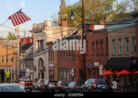 Ellicott City, USA. April 2026. ELLICOTT CITY, MD., USA. April 2026. Erhaltene Geschäftsgebäude aus Stein und Backstein bilden die Ladenfassaden entlang der historischen Main Street in Ellicott City, Maryland. Die Architektur des Bezirks aus dem 19. Jahrhundert spiegelt die Ursprünge der Stadt als eine der frühesten Mühlengemeinden des Landes wider und unterstreicht die anhaltende Erhaltung und Wiederverwendung innerhalb des historischen Innenstadtkorridors. (Foto: Robyn Stevens Brody/SIPA USA) Credit: SIPA USA/Alamy Live News Stockfoto