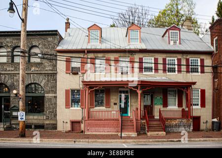 Ellicott City, USA. April 2026. ELLICOTT CITY, MD., USA. April 2026. Erhaltene Geschäftsgebäude aus Stein und Backstein bilden die Ladenfassaden entlang der historischen Main Street in Ellicott City, Maryland. Die Architektur des Bezirks aus dem 19. Jahrhundert spiegelt die Ursprünge der Stadt als eine der frühesten Mühlengemeinden des Landes wider und unterstreicht die anhaltende Erhaltung und Wiederverwendung innerhalb des historischen Innenstadtkorridors. (Foto: Robyn Stevens Brody/SIPA USA) Credit: SIPA USA/Alamy Live News Stockfoto
