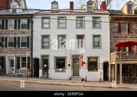 Ellicott City, USA. April 2026. ELLICOTT CITY, MD., USA. April 2026. Erhaltene Geschäftsgebäude aus Stein und Backstein bilden die Ladenfassaden entlang der historischen Main Street in Ellicott City, Maryland. Die Architektur des Bezirks aus dem 19. Jahrhundert spiegelt die Ursprünge der Stadt als eine der frühesten Mühlengemeinden des Landes wider und unterstreicht die anhaltende Erhaltung und Wiederverwendung innerhalb des historischen Innenstadtkorridors. (Foto: Robyn Stevens Brody/SIPA USA) Credit: SIPA USA/Alamy Live News Stockfoto