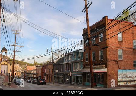 Ellicott City, USA. April 2026. ELLICOTT CITY, MD., USA. April 2026. Erhaltene Geschäftsgebäude aus Stein und Backstein bilden die Ladenfassaden entlang der historischen Main Street in Ellicott City, Maryland. Die Architektur des Bezirks aus dem 19. Jahrhundert spiegelt die Ursprünge der Stadt als eine der frühesten Mühlengemeinden des Landes wider und unterstreicht die anhaltende Erhaltung und Wiederverwendung innerhalb des historischen Innenstadtkorridors. (Foto: Robyn Stevens Brody/SIPA USA) Credit: SIPA USA/Alamy Live News Stockfoto