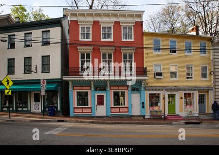 Ellicott City, USA. April 2026. ELLICOTT CITY, MD., USA. April 2026. Erhaltene Geschäftsgebäude aus Stein und Backstein bilden die Ladenfassaden entlang der historischen Main Street in Ellicott City, Maryland. Die Architektur des Bezirks aus dem 19. Jahrhundert spiegelt die Ursprünge der Stadt als eine der frühesten Mühlengemeinden des Landes wider und unterstreicht die anhaltende Erhaltung und Wiederverwendung innerhalb des historischen Innenstadtkorridors. (Foto: Robyn Stevens Brody/SIPA USA) Credit: SIPA USA/Alamy Live News Stockfoto
