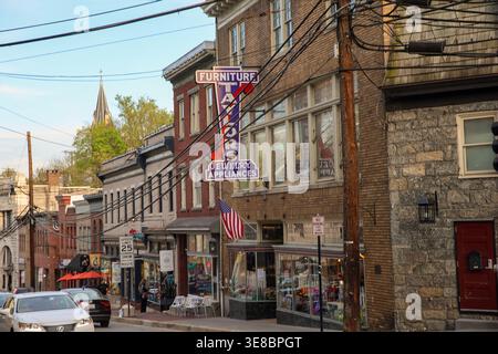 Ellicott City, USA. April 2026. ELLICOTT CITY, MD., USA. April 2026. Erhaltene Geschäftsgebäude aus Stein und Backstein bilden die Ladenfassaden entlang der historischen Main Street in Ellicott City, Maryland. Die Architektur des Bezirks aus dem 19. Jahrhundert spiegelt die Ursprünge der Stadt als eine der frühesten Mühlengemeinden des Landes wider und unterstreicht die anhaltende Erhaltung und Wiederverwendung innerhalb des historischen Innenstadtkorridors. (Foto: Robyn Stevens Brody/SIPA USA) Credit: SIPA USA/Alamy Live News Stockfoto