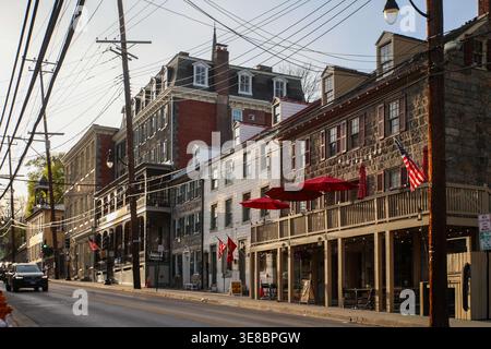 Ellicott City, USA. April 2026. ELLICOTT CITY, MD., USA. April 2026. Erhaltene Geschäftsgebäude aus Stein und Backstein bilden die Ladenfassaden entlang der historischen Main Street in Ellicott City, Maryland. Die Architektur des Bezirks aus dem 19. Jahrhundert spiegelt die Ursprünge der Stadt als eine der frühesten Mühlengemeinden des Landes wider und unterstreicht die anhaltende Erhaltung und Wiederverwendung innerhalb des historischen Innenstadtkorridors. (Foto: Robyn Stevens Brody/SIPA USA) Credit: SIPA USA/Alamy Live News Stockfoto