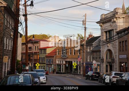 Ellicott City, USA. April 2026. ELLICOTT CITY, MD., USA. April 2026. Erhaltene Geschäftsgebäude aus Stein und Backstein bilden die Ladenfassaden entlang der historischen Main Street in Ellicott City, Maryland. Die Architektur des Bezirks aus dem 19. Jahrhundert spiegelt die Ursprünge der Stadt als eine der frühesten Mühlengemeinden des Landes wider und unterstreicht die anhaltende Erhaltung und Wiederverwendung innerhalb des historischen Innenstadtkorridors. (Foto: Robyn Stevens Brody/SIPA USA) Credit: SIPA USA/Alamy Live News Stockfoto