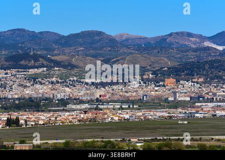 Historische Skyline von Granada mit der Alhambra und der Kathedrale von Granada, die sich über der Stadt erhebt, aus Los Gabias, Andalusien, Spanien. Stockfoto