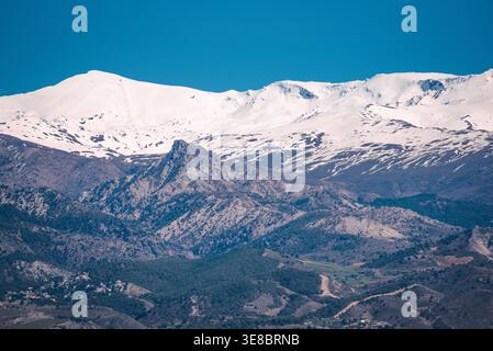 Schneebedeckte Berge der Sierra Nevada von Los Gabias, Provinz Granada, Andalusien, Spanien. Stockfoto