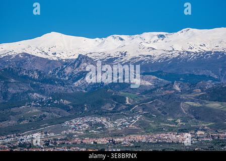 Schneebedeckte Berge der Sierra Nevada von Los Gabias, Provinz Granada, Andalusien, Spanien. Stockfoto