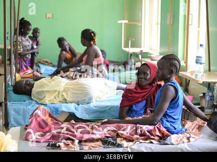 SÜDSUDAN, Bundesstaat West Bahr el Ghazal, Stadt Wau, Comboni Missionskrankenhaus , Frauen nach Operation der Fistelkrankheit / SÜDSUDAN, Wau, Krankenhaus der Comboni Missionare Stockfoto