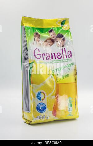 Kiew, Ukraine - 28. Januar 2026: Granella Citron aromatisiertes Instant-Tee-Getränk-Pulver in Kunststoffverpackung Nahaufnahme auf weiß. Mit Zitronenbildern, Stockfoto