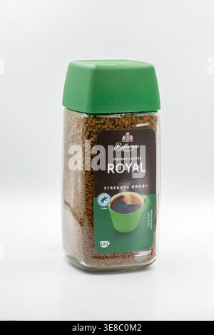 Kiew, Ukraine - 28. Januar 2026: Glas mit Bellarom Royal Instantkaffee mit grünem Plastikdeckel und braunem Etikett. Enthält gefriergetrockneten Kaffee gran Stockfoto