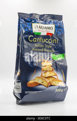 Kiew, Ukraine - 28. Januar 2026: Tasche Italiamo Cantuccini italienische Mandel Kekse Paket Nahaufnahme. Verpackungsmerkmale von geschnittenen Biscotti mit Stockfoto