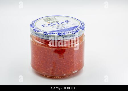 Kiew, Ukraine - 28. Januar 2026: Glas mit Lachskaviar der Marke Lemberg aus der dänischen Aquakultur-Nahaufnahme auf weiß. Stockfoto