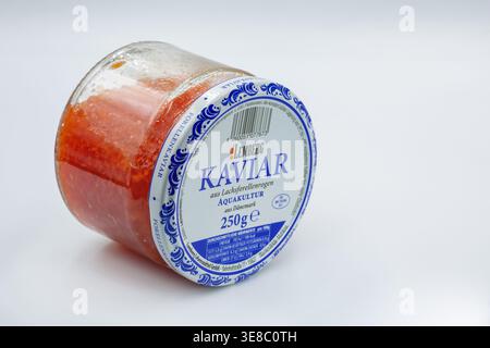 Kiew, Ukraine - 28. Januar 2026: Glas mit Lachskaviar der Marke Lemberg aus der dänischen Aquakultur-Nahaufnahme auf weiß. Stockfoto