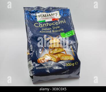 Kiew, Ukraine - 28. Januar 2026: Tasche Italiamo Cantuccini italienische Mandel Kekse Paket Nahaufnahme. Verpackungsmerkmale von geschnittenen Biscotti mit Stockfoto