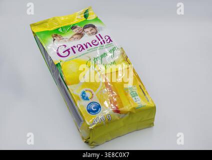 Kiew, Ukraine - 28. Januar 2026: Granella Citron aromatisiertes Instant-Tee-Getränk-Pulver in Kunststoffverpackung Nahaufnahme auf weiß. Mit Zitronenbildern, Stockfoto