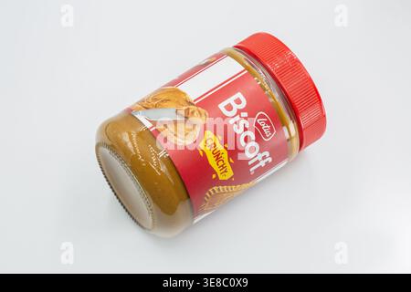 Kiew, Ukraine - 28. Januar 2026: Glas mit Lotus Biscoff Crunchy Cookie Butter süß Aufstrich Nahaufnahme auf weiß. Enthält karamelisierten Keksaufstrich Stockfoto