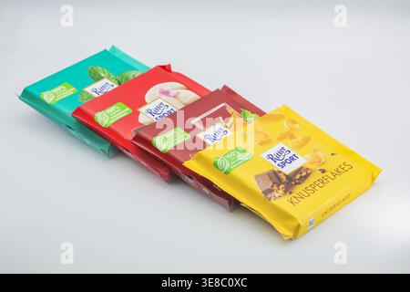 Kiew, Ukraine - 28. Januar 2026: Ritter Sport Schokoladentafeln in verschiedenen Geschmacksrichtungen, darunter Marzipane und Nüsse. Helle Verpackung Nahaufnahme auf weiß, Konus Stockfoto