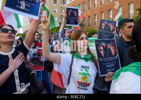 Rom, Italien. April 2026. Ein Demonstrant trägt ein T-Shirt mit dem Slogan „Make Iran Great again“ (Iran wieder groß machen), macht das Siegeszeichen und hält ein Poster mit Donald Trump und Reza Pahlavi mit dem Satz „das islamische Regime im Iran hat alle Kommunikation unterbrochen, um Iraner zu töten! Um Menschen zu retten, fordern wir Trump auf, Pahlavi zu treffen.“ Diese Demonstration iranischer Exilanten gegen das iranische Regime und die Forderung nach einem Treffen zwischen Reza Pahlavi und Donald Trump, organisiert von der Italien-Iran-Vereinigung in der Nähe der US-Botschaft in Rom, fand statt. (Kreditbild: © Marcello Valeri/ZUMA Press Wire) NUR REDAKTIONELLE VERWENDUNG! Stockfoto