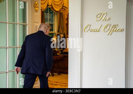 US-Präsident Donald Trump geht am Montag, den 13. April, zurück in das Oval Office des Weißen Hauses in Washington, DC, USA. 2026. Trump hebt die Richtlinie „keine Steuern auf Trinkgelder“ hervor, die es berechtigten Arbeitnehmern erlaubt, qualifizierte Trinkgelder von ihren Bundeseinkommenssteuern als Teil des One Big Beautiful Bill Act abzuziehen. Quelle: CNP/AdMedia Stockfoto