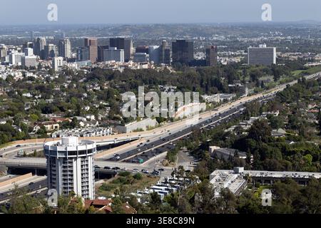Blick auf Century City und Interstate 405 vom Getty Center, Los Angeles, Kalifornien, USA Stockfoto