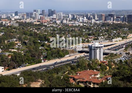 Blick auf Century City und Interstate 405 vom Getty Center, Los Angeles, Kalifornien, USA Stockfoto
