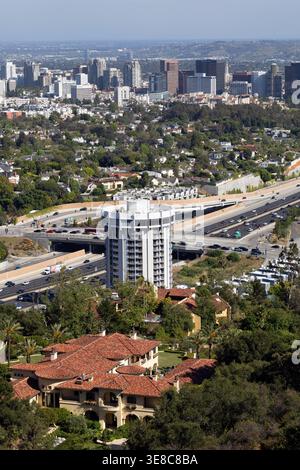 Blick auf Century City und Interstate 405 vom Getty Center, Los Angeles, Kalifornien, USA Stockfoto