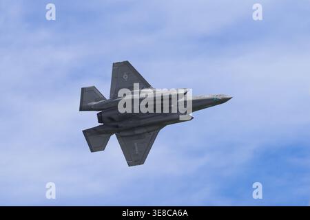 Lockheed Martin F‑35B Lightning II, von unten gesehen, als er am 23. März 2025 in Sacramento, Kalifornien, über dem Himmel fliegt. Stockfoto