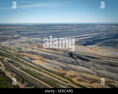 Hochwinkelansicht einer massiven Maschine, die in einem Tagebau Braunkohle graben Stockfoto