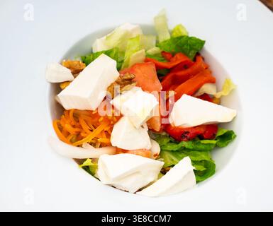Vegetarischer Salat mit Käse und Walnuss Stockfoto