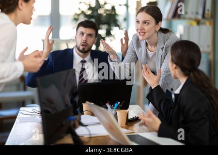 Ein Team von Mitarbeitern kam während einer Bürositzung zu einem Streit Stockfoto
