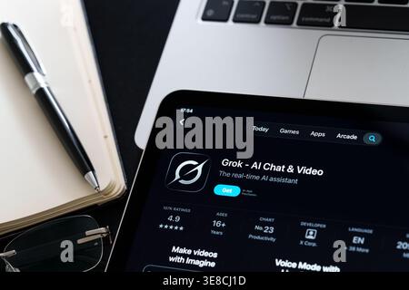 Das grosse Angebot auf dem iPad hebt das aktualisierte Design von Apple Liquid Glass und den iOS 26 Look in der Büroschreibtischszene hervor. Stafford, Vereinigtes Königreich, 13. April 2026. Stockfoto