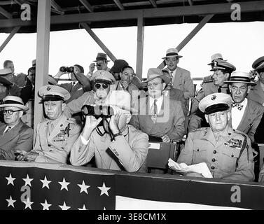 US-Präsident Harry S. Truman blickt mit anderen Würdenträgern durch ein Fernglas, beobachtet Waffendemonstrationen mit amphibischen Hubschrauberlandungen, US-Marinestützpunkt Quantico, Virginia, USA, Abbie Rowe, National Parks Service, Harry S. Truman Library, 15. Juni 1950 Stockfoto