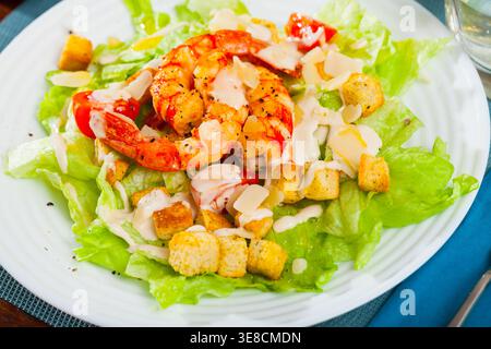 Caesar Salat mit Garnelen Stockfoto