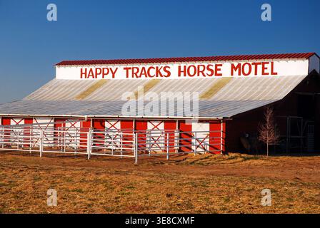 Reisende mit Pferden können das Happy Trails Horse Motel nutzen, das neben einem Motel an der Straße an der Route 66 in der Nähe von Amarillo Texas liegt Stockfoto
