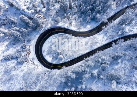 Aus der Vogelperspektive der schneebedeckten Haarnadelkurven auf dem Highway 89A im Oak Creek Canyon, Sedona. Gewundene Bergstraße, die im Winter den Mogollon Rim hinaufführt. Stockfoto
