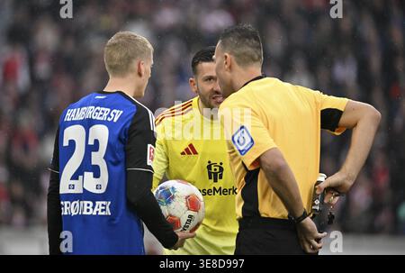Schiedsrichter Sven Jablonski im Gespräch mit Torhüter Daniel Heuer Fernandes Hamburger SV HSV (01) Albert Gronbaek Hamburger SV HSV (23) Bundesliga, MH Stockfoto
