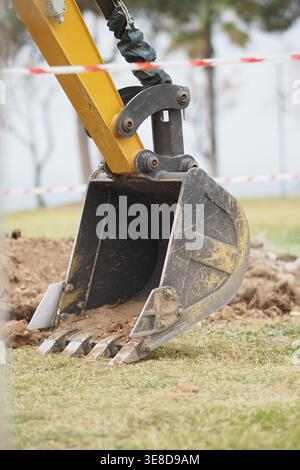 Baggerschaufel beim Graben auf einer Baustelle Stockfoto