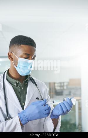 Arzt, Mann und Spritze in der Durchstechflasche in der Klinik für medizinische Behandlung, Grippeimpfstoff und Immunisierung. Arzt, Schwarze Person und Nadel mit Stockfoto