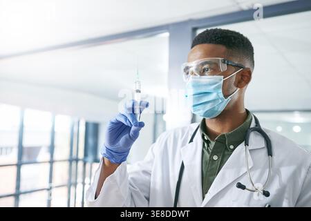 Arzt, Impfstoff und Gesichtsmaske mit Mann im Krankenhaus für klinische Studie, Apotheke Formel und Medizin. Krankheitsprotokoll, Gesundheitssicherheit und Medikamente Stockfoto
