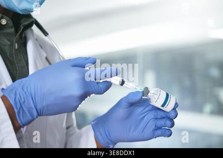 Arzt, Spritze und Fläschchen mit Händen im Krankenhaus für klinische Prüfung, Apotheke Flüssigkeit und medizinische. Krankheitsprotokoll, Gesundheitssicherheit und Medikamente mit Stockfoto