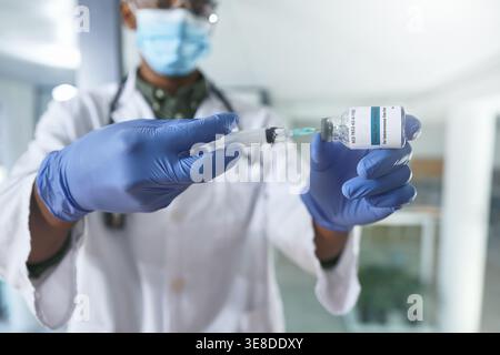 Arzt, Impfstoff und Fläschchen mit Händen im Krankenhaus für klinische Prüfung, Apotheke Flüssigkeit und medizinische. Krankheitsprotokoll, Gesundheitssicherheit und Medikamente mit Stockfoto