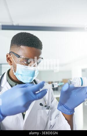 Medizin, Impfstoff und Gesichtsmaske mit Mann im Krankenhaus für klinische Studie, Apotheke Behandlung und Arzt. Krankheitsprotokoll, Gesundheitssicherheit und Medikamente Stockfoto
