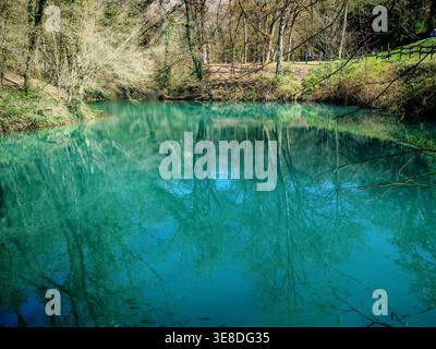 Amberieu-en-Bugey, Frankreich-21.März 2026: Der Blue Lake in, Auvergne ist ein überflutetes klares Bergwasser aus dem Bach mit türkisfarbenem Wasser Stockfoto