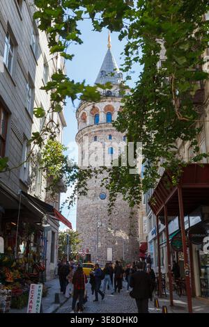 Istanbul, Türkei - 10. Oktober 2021: Blick auf die Straße mit Galata-Turm und Fußgängern Stockfoto