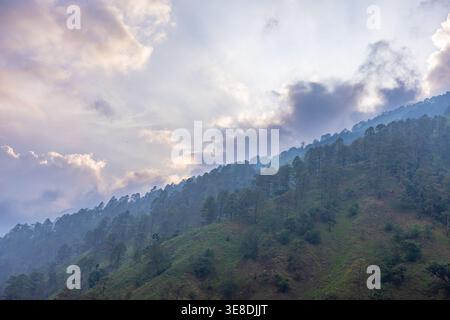 Dieses Bild fängt eine atemberaubende Berglandschaft mit üppigem Grün und Wolken am Himmel ein. Die ruhige und friedliche Atmosphäre ist spürbar, einladend Stockfoto
