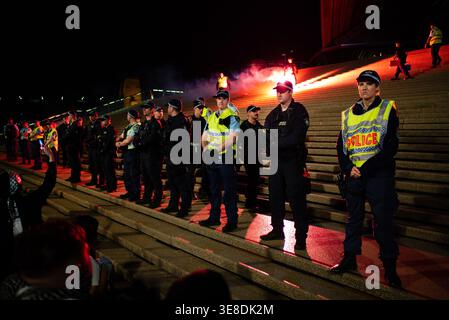 Sydney, Australien. Oktober 2023. Die Polizei hat die von Demonstranten während eines Protests gegen Palästina im Opernhaus von Sydney geworfen. Die Demonstranten marschierten von einer früheren Kundgebung im Rathaus in Sydney zum Opernhaus von Sydney. Der Protest wurde speziell an den Vorplatz des Opernhauses weitergeleitet, als Reaktion auf die Entscheidung der Regierung von New South Wales, die Segel des Gebäudes in blau und weiß zu beleuchten, um sich mit Israel nach den Anschlägen vom 7. Oktober solidarisch zu zeigen. Die Teilnehmer forderten ein Ende der australischen Unterstützung für Israel und protestierten gegen den eskalierenden Konflikt in Gaza. Stockfoto
